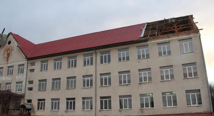 На Буковине ураган сорвал крышу гимназии: Дети ушли на "дистанционку"