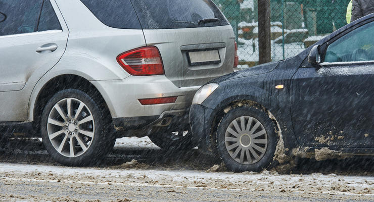 Из-за снегопада на киевских дорогах образовались пробки и ДТП