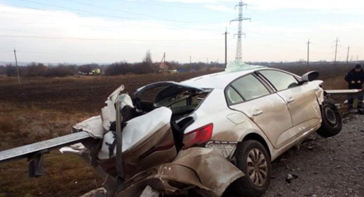 На Днепропетровщине легковушка налетела на отбойник, погиб водитель