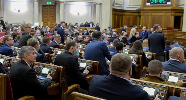 Рада приняла в целом закон о выплате тысячи гривен за вакцинацию