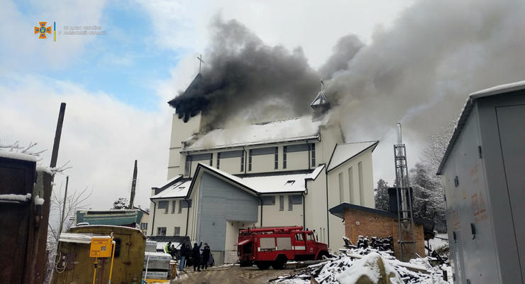 Во Львовской области горит деревянная церковь