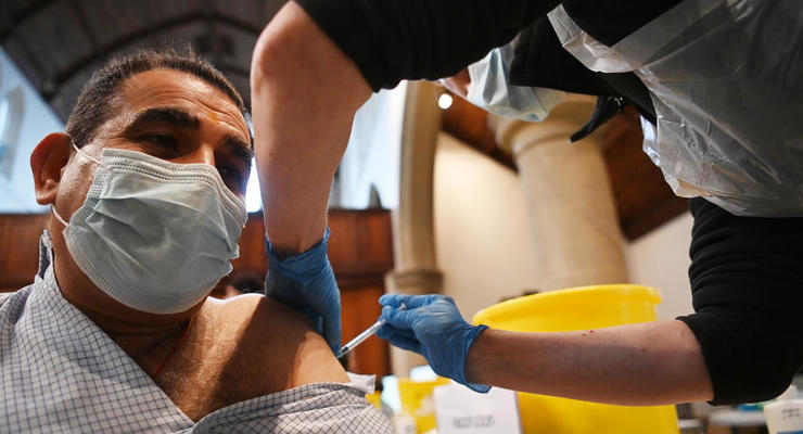 В Италии мужчина подставил фейковую руку для вакцинации от коронавируса