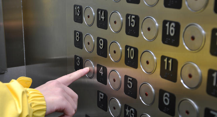 На Харьковщине с восьмого этажа упал лифт с людьми