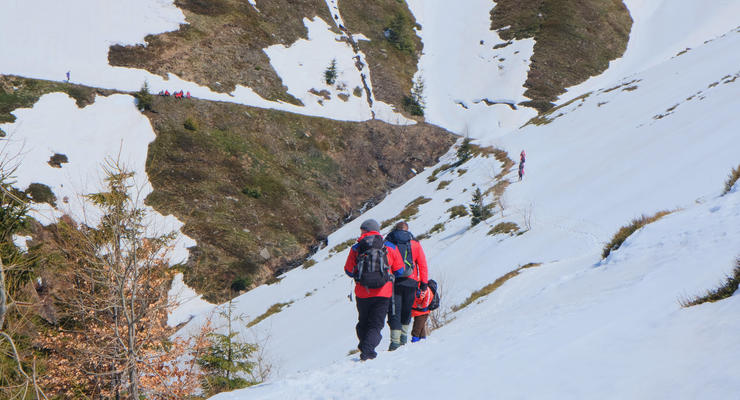 В горах Закарпатья потерялись три туриста, двух уже нашли