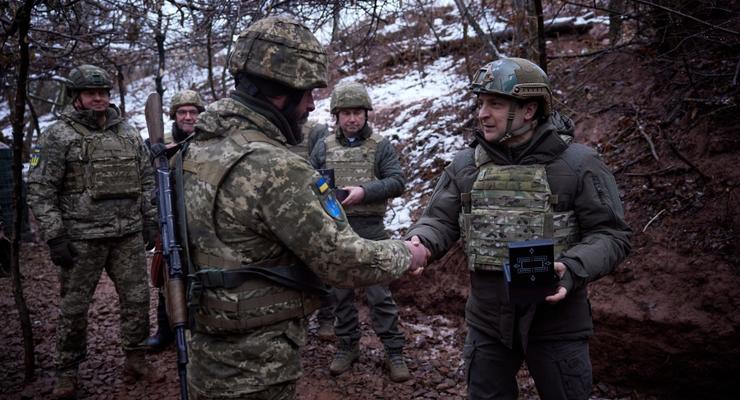 "Мы обязательно победим": Зеленский приехал к солдатам на Донбасс