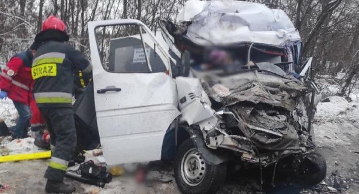 Под Черниговом в ДТП попал микроавтобус: 10 человек погибли