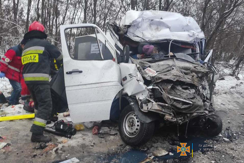 В Черниговской области чрезвычайники оказывают помощь на месте столкновения грузовика с маршрутным автобусом / dsns.gov.ua