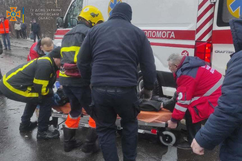 В Черниговской области чрезвычайники оказывают помощь на месте столкновения грузовика с маршрутным автобусом / dsns.gov.ua
