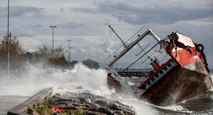 В Анталии усилился ураган: ветер валит деревья и срывает крыши