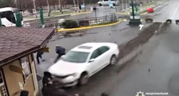 Иностранец на авто протаранили ворота резиденции Януковича
