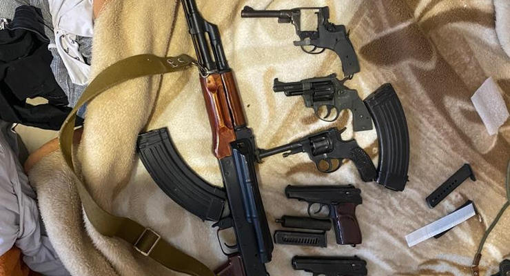 Житель Тернополя в Сети продавал автоматы и пистолеты
