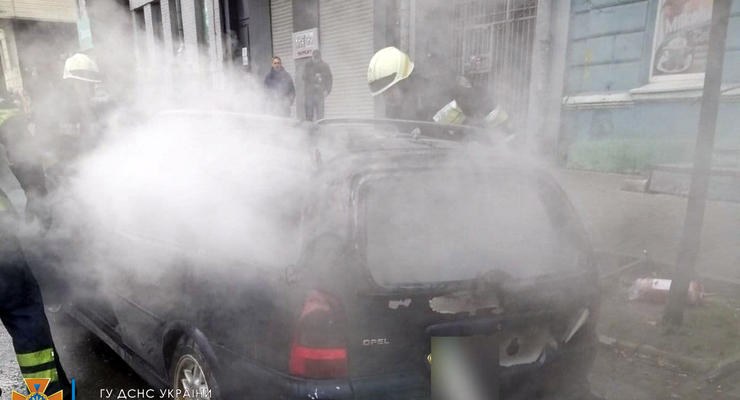 В сгоревшем автомобиле в Днепре нашли автомат с дистанционным управлением, - СМИ
