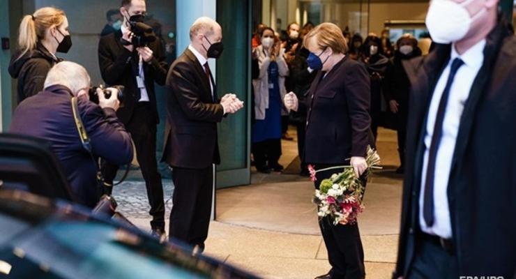 Бундестаг овациями провел Меркель с поста канцлера ФРГ