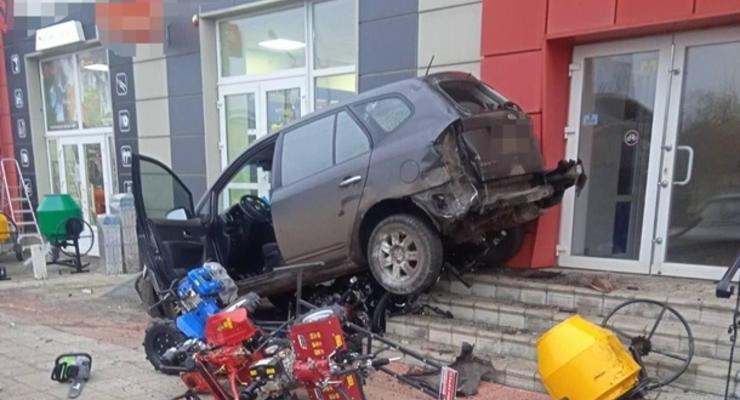 В Харьковской области авто влетело в магазин