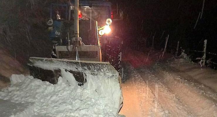 Снежный оползень в Ивано-Франковской области перекрыл движение на дороге
