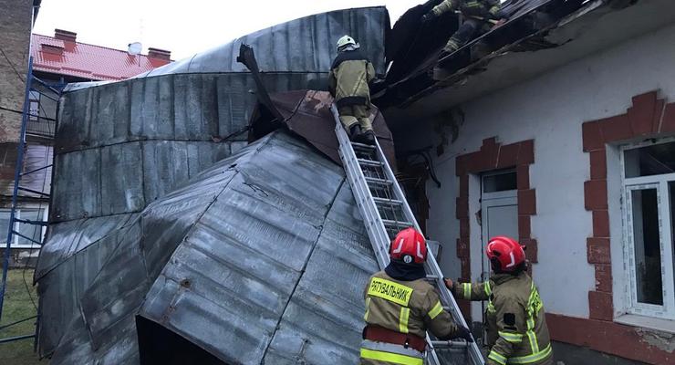 В Ужгороде ветер сорвал крыши с трех зданий