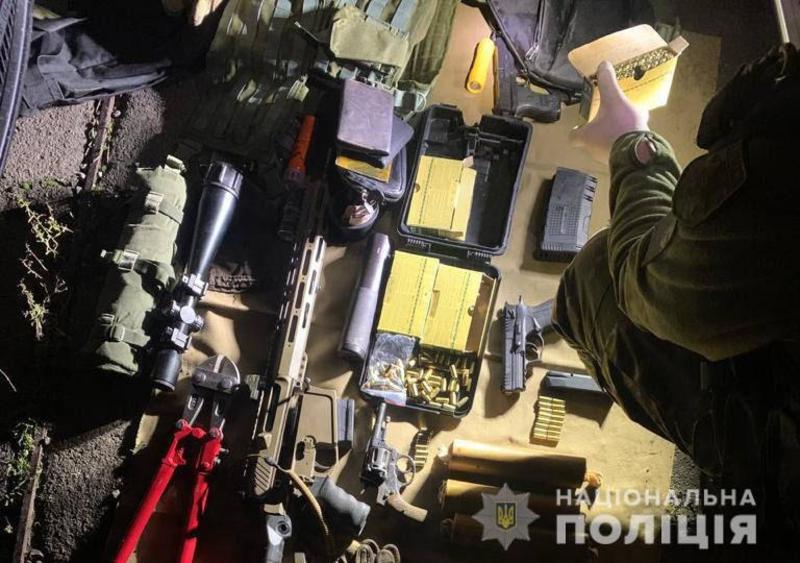 У задержанных изъяли автомобиль, оружие и боеприпасы / dn.npu.gov.ua