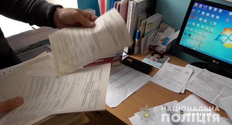 В Украине за неделю открыли 100 уголовных дел за подделку COVID-документов