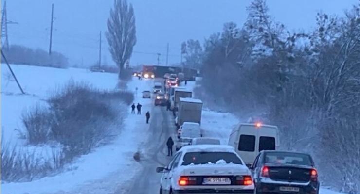 Из-за снегопада на въезде в Ровенскую область масштабная пробка