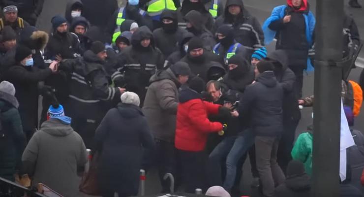 В Киеве митингующие устроили столкновения с полицией