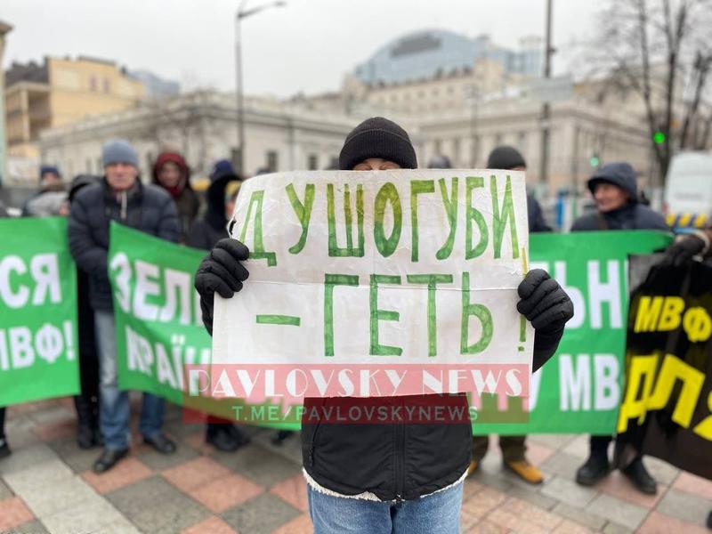 Митингующие с плакатами требуют Зеленского 