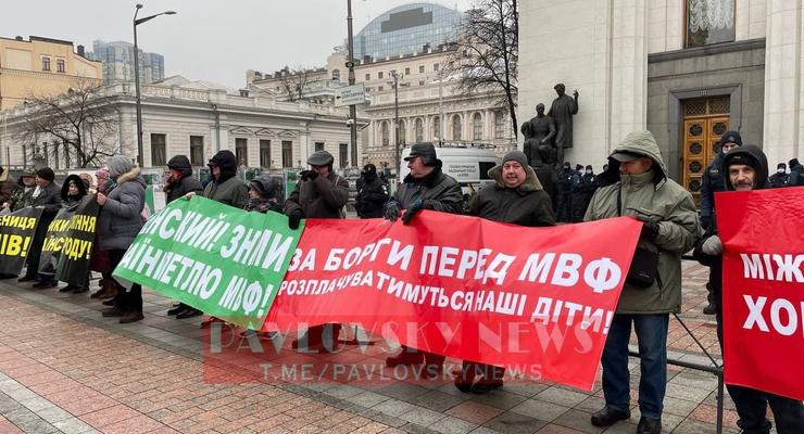 Протест под ВРУ: требуют от Зеленского отказа в сотрудничестве с МВФ