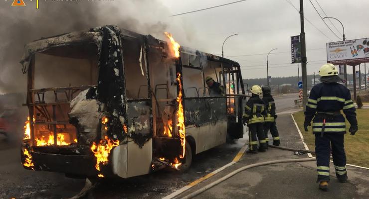 Под Киевом загорелась маршрутка с пассажирами