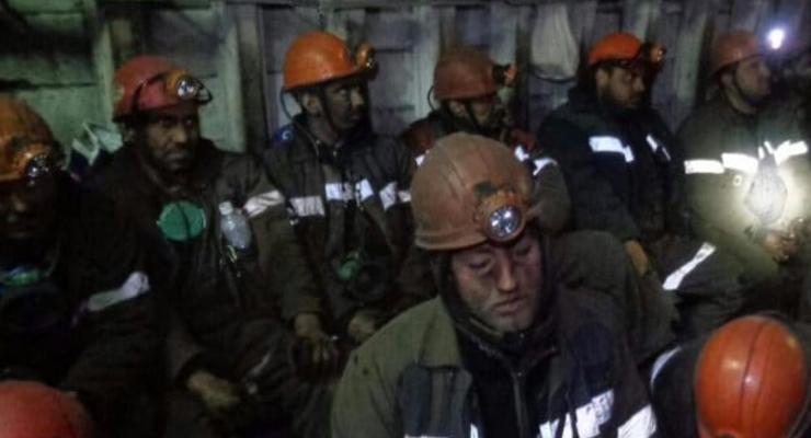 Отказываются подниматься: На шахте в Донецкой области бастуют шахтеры
