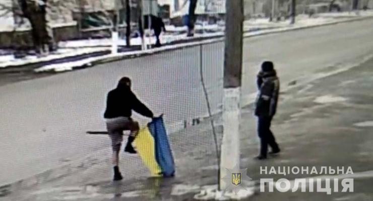 Сорвал флаг и бросил на дорогу: На Днепропетровщине поймали вандала