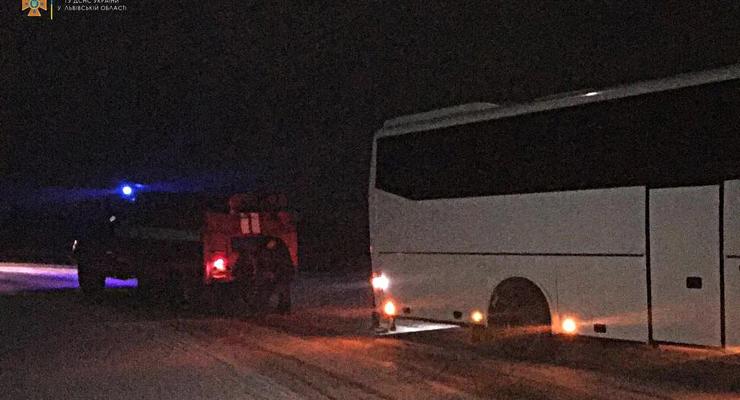 Во Львовской области из-за снегопада на трассе застряли 13 пассажиров автобуса