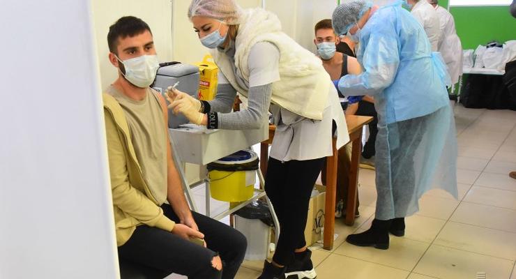 В Украине все центры вакцинации закроют на два дня — дата