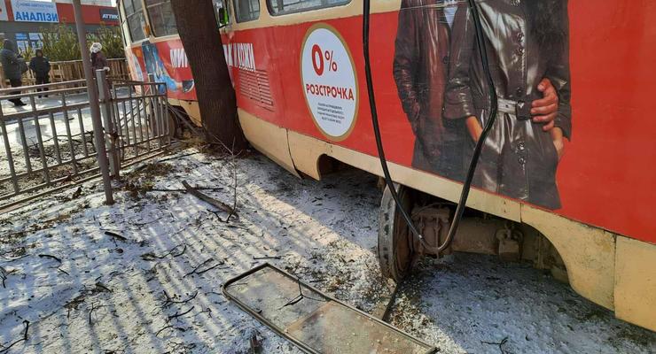 В Харькове трамвай с пассажирами врезался в дерево