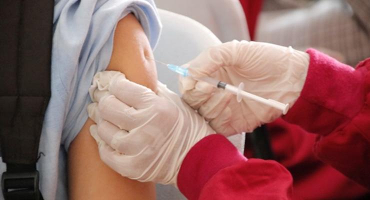 В Украине ввели вакцинацию бустерной дозой