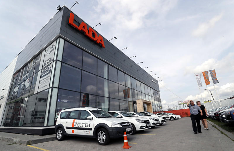 Завод Lada основан в 1966 году в городе Тольятти, где находятся штаб-квартира и основное производство. Входит в перечень системообразующих организаций России / EPA / UPG
