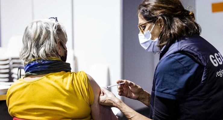 Полный курс COVID-вакцинации прошли уже свыше 42% украинцев