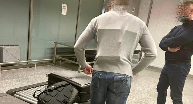 В "Борисполе" поймали украинца с "айфонами" на спине: Примотал скотчем