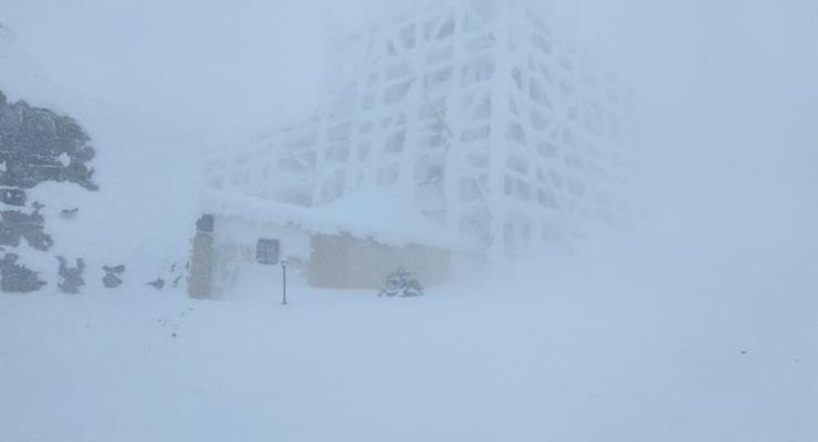 В Карпатах ухудшилась погода: снег, метель и мороз