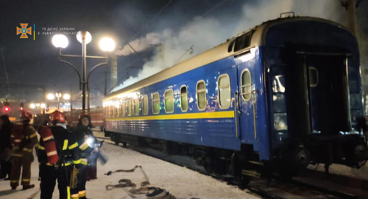 На Львовском вокзале загорелся пассажирский вагон
