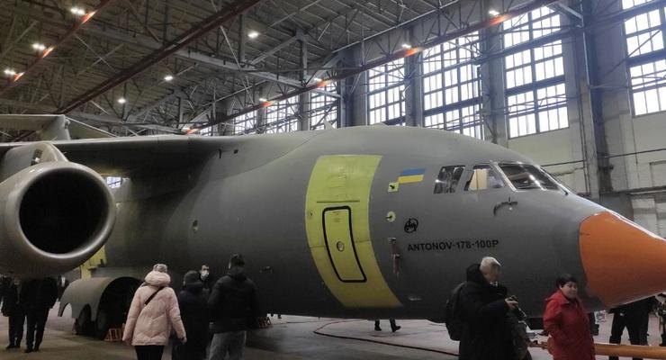 В Киеве показали первый серийный военно-транспортный самолет Ан-178-100Р