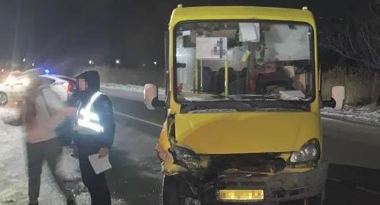 На Львовщине 17-летний водитель BMW врезался в маршрутку