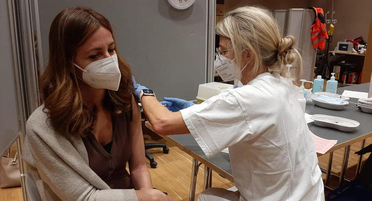 Уже 44,1% взрослых украинцев прошли курс COVID-вакцинации