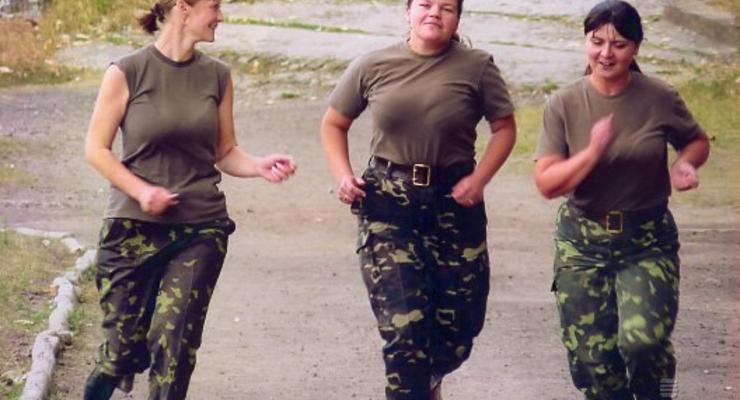 Добровольно и онлайн: в Украине доработают воинский учет для женщин