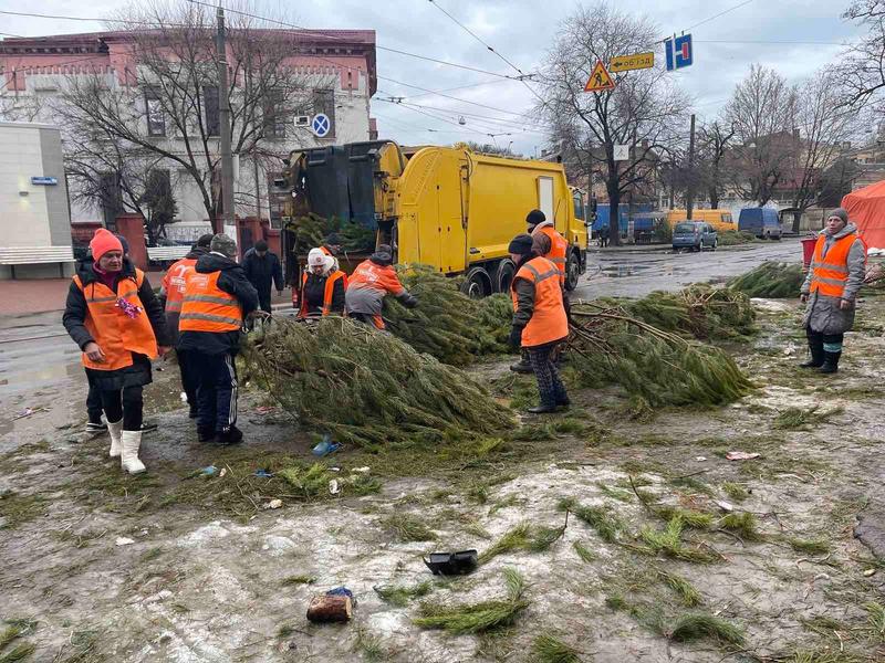 На улицах Одессы торговцы бросили более 5 тысяч елок / facebook.com/jkh.omr/