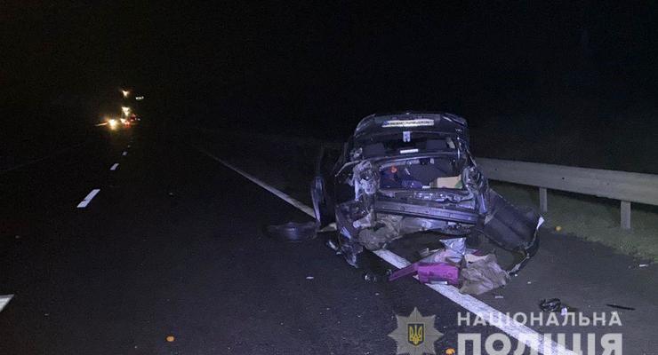 Под Одессой автомобиль Volkswagen врезался в отбойник и перевернулся