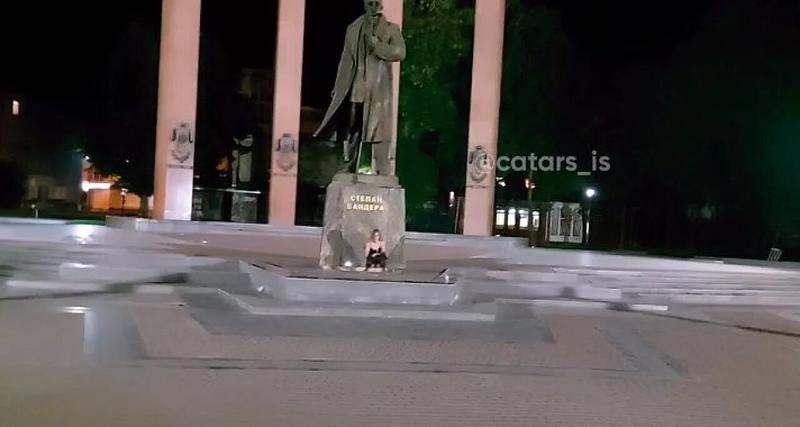 Девушка справила нужду на памятник Бандере во Львове / Скриншот видео Telegram-канала Катарсис