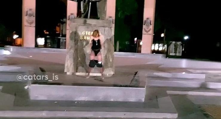 Жалуется на травлю: Девушка справила нужду на памятник Бандере во Львове