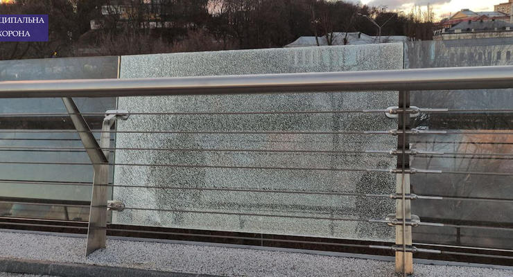 В Киеве вандалы разбили стеклянный мост