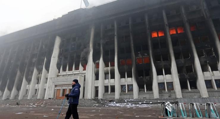 В сети показали сгоревшие акиматы в Алматы и Талдыкоргане