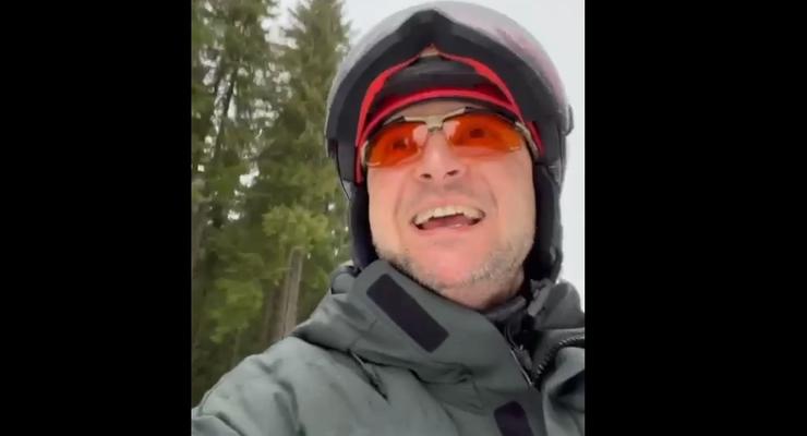 Зеленский записал поздравление, спускаясь с горы на сноуборде