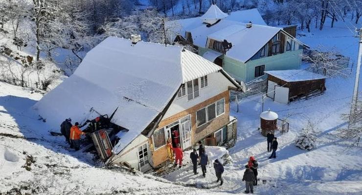 На Прикарпатье автомобиль проломил крышу жилого дома